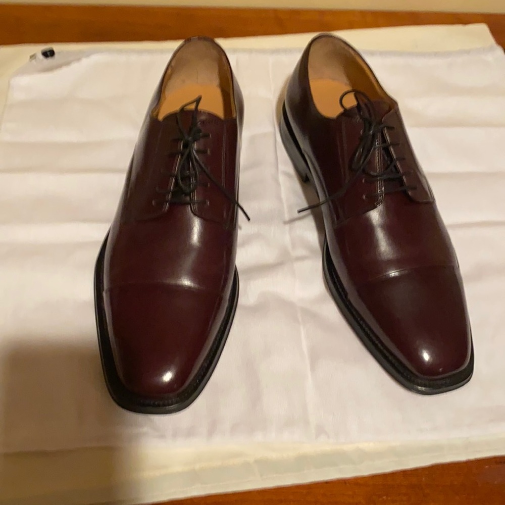 A  pair of Johnston &murphy men’s shoes